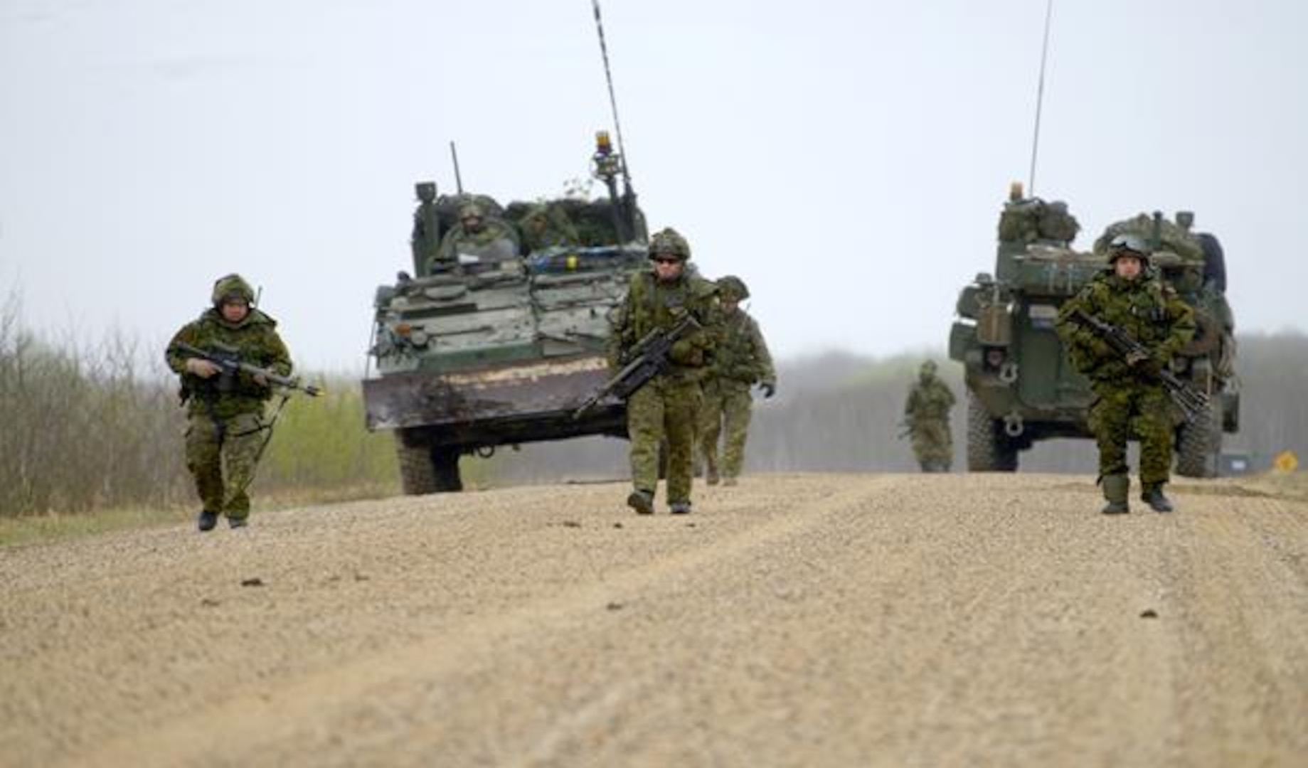 Members from 5 Canadian Mechanized Brigade Group dismount and conduct mine clearance drills in the training area of 3rd Canadian Division Support Group, Wainwright, AB during the main thrust of the advance party for Exercise MAPLE RESOLVE 15, 6 May 15.