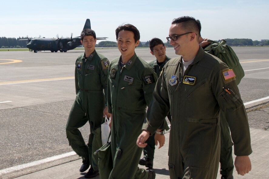 (Right to left) U.S. Air Force Tech. Sgt. Kyle Favorite, 36th Airlift Squadron evaluator loadmaster, talks to Japan Air Self-Defense Force Kazunori Yamamoto, 401st Squadron C-130 Hercules loadmasters, at Yokota Air Base, Japan, May 18, 2016. Members with the JASDF familiarized with Joint Air Drop Inspection procedures before participating in the Red Flag-Alaska. (U.S. Air Force photo by Yasuo Osakabe/Released) 