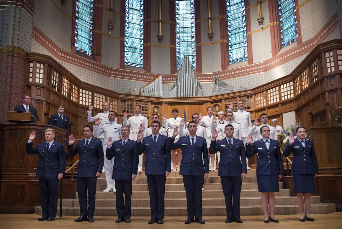 Defense Secretary Ash Carter administers the oath of office to Air Force and Navy ROTC students during a commissioning ceremony at Yale University in New Haven, Conn., May 23, 2016. DoD photo by Air Force Senior Master Sgt. Adrian Cadiz 