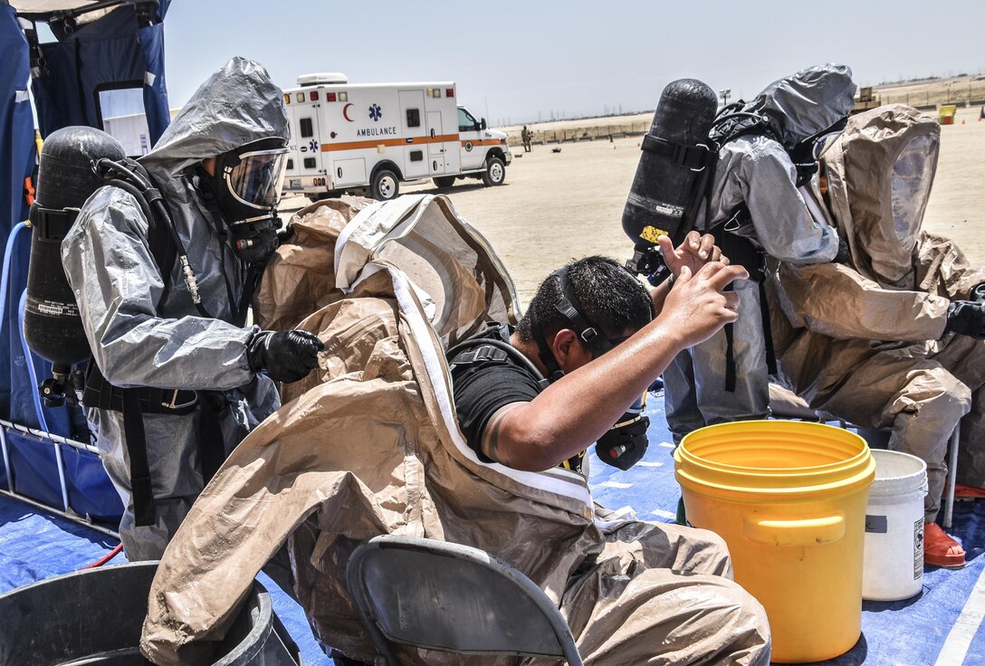 U.S. Army Reserve soldiers with the 369th Chemical Company perform chemical, biological, radiological and nuclear operations in full chemical gear at Camp Arifjan, Kuwait, May 18, 2016. (U.S. Army photo by Sgt. 1st Class Marisol Walker)