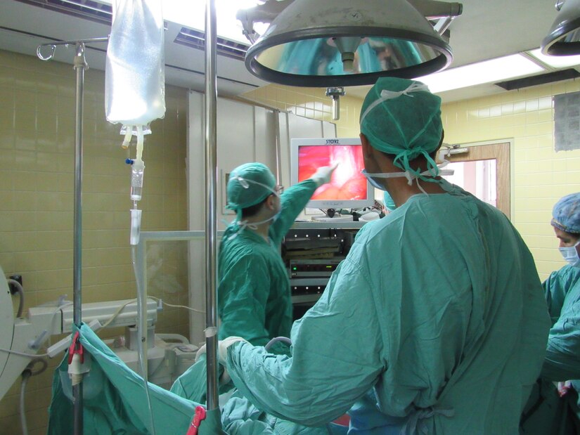 Col. (Dr.) Kulvinder Bajwa, Joint Task Force-Bravo Medical Element command surgeon, performs laparoscopic hemicolectomy surgery while teaching residents from Hospital Escuela Universitario on advanced laparoscopic procedures in Tegucigalpa, Honduras, May 13, 2016. The day began with Bajwa presenting lectures to residents in the surgery residency program of Hospital Escuela. After the lectures, Bajwa “scrubbed in” with selected residents and performed a laparoscopic hemicolectomy procedure. (U.S. Army photo by 1st Lt. Jenniffer Rodriguez)