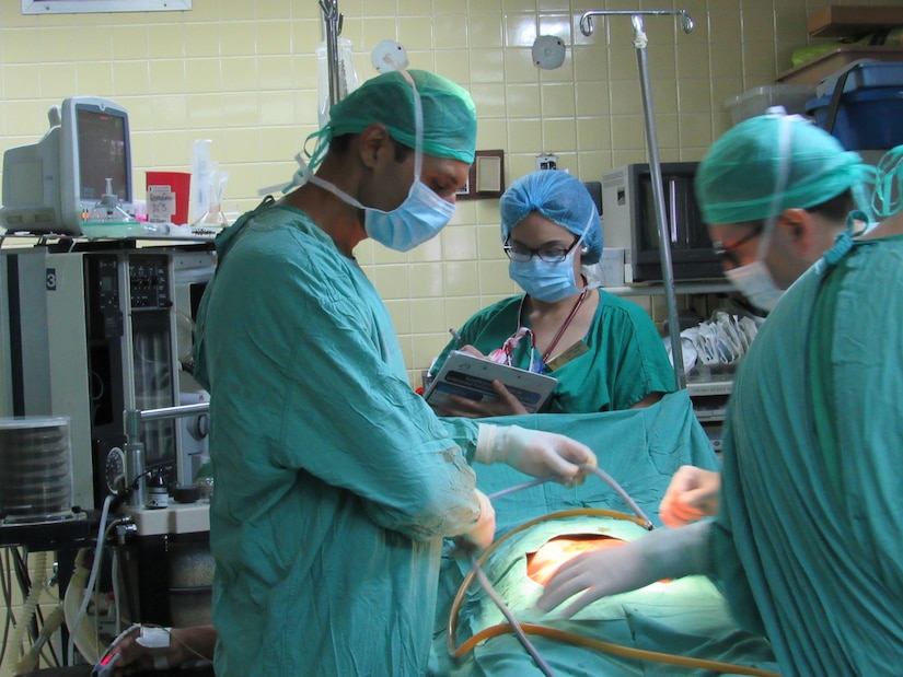Col. (Dr.) Kulvinder Bajwa, Joint Task Force-Bravo Medical Element command surgeon, performs laparoscopic hemicolectomy surgery while teaching residents from Hospital Escuela Universitario on advanced laparoscopic procedures in Tegucigalpa, Honduras, May 13, 2016. The colonel, from Houston, Texas, accepted the invitation to teach at Hospital Escuela Universitario with the intent to enhance host nation and U.S. relations. (U.S. Army photo by 1st Lt. Jenniffer Rodriguez)