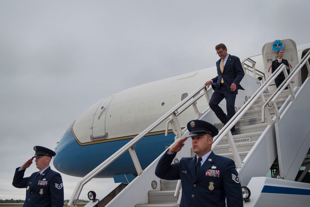 Defense Secretary Ash Carter arrives in Newport, R.I., May 24, 2016. DoD photo by Air Force Senior Master Sgt. Adrian Cadiz