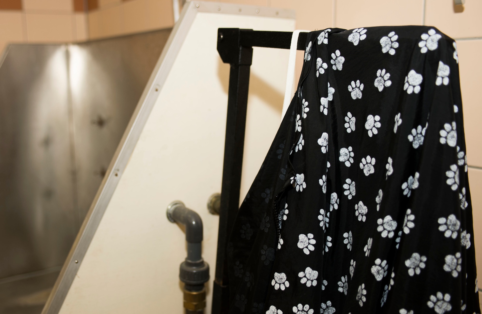 An apron rests near a pet-washing stall at the Saber Pet Lodge at Spangdahlem Air Base, Germany, May 23, 2016. The facility offers cleaning, housing and play areas for pets of 52nd Fighter Wing Airmen and their families. (U.S. Air Force photo by Staff Sgt. Joe W. McFadden/Released)