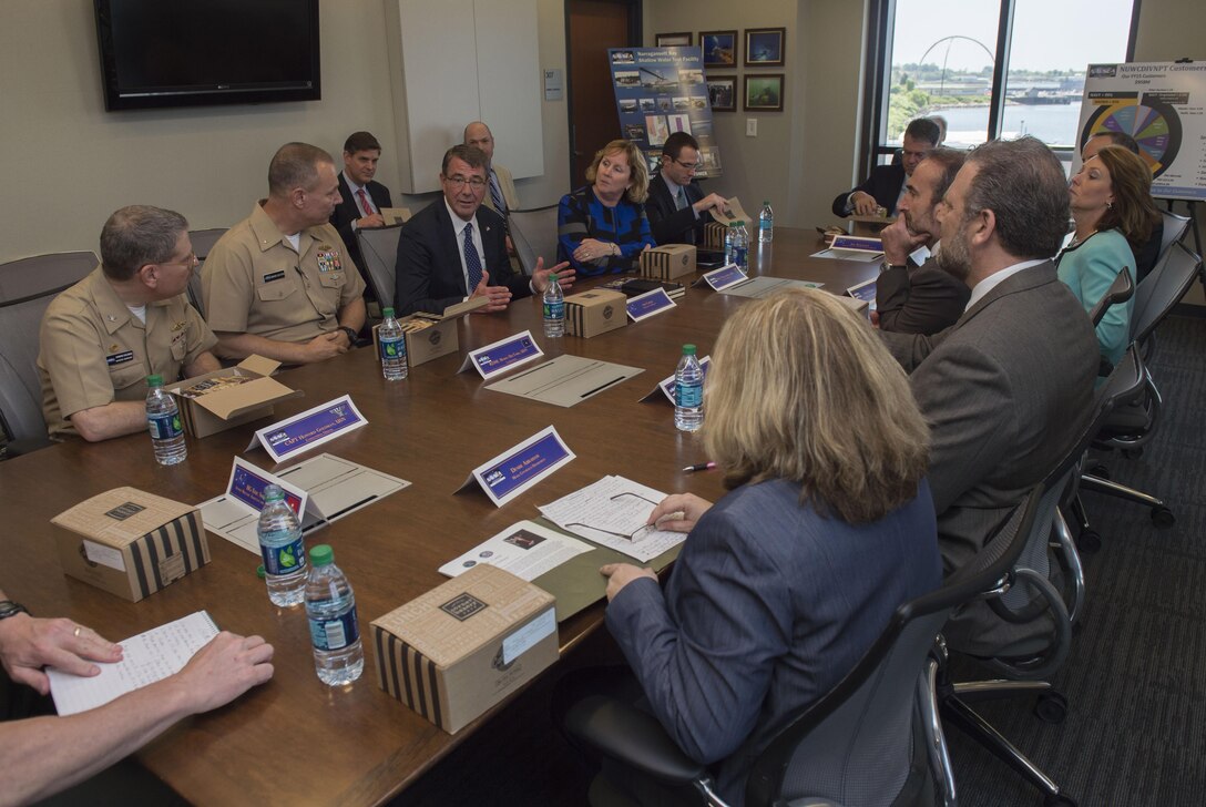 Defense Secretary Ash Carter eats lunch with leaders of the Naval Undersea Warfare Center in Newport, R.I., May 25, 2016. DoD photo by Air Force Senior Master Sgt. Adrian Cadiz