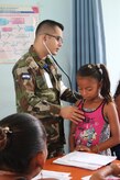 Un pediatra del Ejército de Nicaragua examina a una niña durante un Ejercicio de Entrenamiento de Respuesta Medica, dirigido por el Elemento Medico de la Fuerza de Tarea Conjunta-Bravo, el 19 de mayo del 2016, en Alamikamba, Nicaragua.  Un total de 1,265 Nicaragüenses recibieron atención durante el ejercicio que incluyo también la participación del Ministerio de Salud y Ejército de Nicaragua.  (Fotografía del Ejército de los EE.UU. por Maria Pinel)