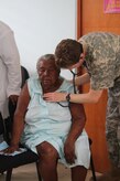 La Capitana del Ejercito de los EE.UU. Angela Hunter, Elemento Medico de la Fuerza de Tarea Conjunta-Bravo, examina a una señora durante un Ejercicio de Entrenamiento de Respuesta Medica, el 18 de mayo del 2016, en Alamikamba, Nicaragua. Hunter fue parte de un equipo de la FTC-Bravo que participo en un ejercicio de dos días, brindando a la población local con cuidado preventiva, atención médica básica, servicios dentales y medicamentos gratuitos. Un total de 1,265 nicaragüenses recibieron atención con apoyo del Ministerio de Salud y Ejercito Nicaragüense. (Fotografía del Ejército de los EE.UU. por Maria Pinel)