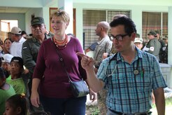 El Sr. Eklan James Molina, Alcalde de la Municipalidad de Prinzapolka, le entrega un tejido típico Misquito a Laura F. Dogu, Embajadora de los EE.UU. en Nicaragua, como una muestra de aprecio por el apoyo brindado a la comunidad de Alamikamba, durante un Ejercicio de Entrenamiento de Respuesta Medica, conducido por la FTC-Bravo, el 18 de mayo del 2016, en Alamikamba, Nicaragua. Los ejercicios como este ayudan a albergar las buenas relaciones entre los EE.UU. y las naciones Centro Americanas, permitiéndole a los soldados brindar atención medica en lugares remotos con condiciones austeras, donde la atención básica es muchas veces inaccesible. (Fotografía del Ejército de los EE.UU. por Maria Pinel)
