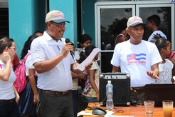El Sr. Eklan James Molina, Alcalde de la Municipalidad de Prinzapolka, da un discurso al durante la bienvenida a Laura F. Dogu, Embajadora de los EE.UU. en Nicaragua, durante un Ejercicio de Entrenamiento de Respuesta Medica, el 18 de mayo del 2016, en Alamikamba, Nicaragua. El Hospital Prinzu Pawanka donde se realizó el ejercicio está ubicado en una comunidad aislada y de dificil acceso, donde la atención básica es casi inaccesible debido a que no se cuenta con suficiente personal ni medicamentos. (Fotografía del Ejército de los EE.UU. por Maria Pinel)