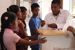 Un enfermero del Ministerio de Salud de Nicaragua ayuda a entregar vitaminas durante un Ejercicio de Entrenamiento de Respuesta Medica, dirigido por el Elemento Medico de la Fuerza de Tarea Conjunta-Bravo el 19 de mayo del 2016, en Alamikamba, Nicaragua. Un total de 1,265 Nicaragüenses recibieron atención durante el ejercicio que incluyo también la participación del Ministerio de Salud y Ejército de Nicaragua.  (Fotografía del Ejército de los EE.UU. por Maria Pinel)