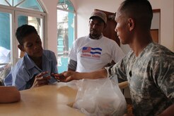 El Sargento del Ejército de los EE.UU. Jason Nisperos, medicina preventiva de la Fuerza de Tarea Conjunta-Bravo, entrega desparasitantes a un hombre Nicaragüense con la ayuda de un traductor Misquito durante un Ejercicio de Entrenamiento de Respuesta Medica, el 18 de mayo del 2016, en Alamikamba, Nicaragaua. Los pacientes recibieron un kit de salud preventiva que incluyo desparasitantes, vitaminas y jabón, previo a ingresar a consulta. (Fotografía del Ejército de los EE.UU. por Maria Pinel)