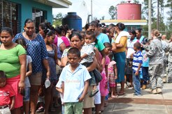 Un grupo de Nicaragüenses hace una fila afuera del Hospital Prinzu Pawanka para recibir una clase de salud preventiva brindada por soldados de la Fuerza de Tarea Conjunta-Bravo durante un Ejercicio de Entrenamiento de Respuesta Medica, el 18 de mayo del 2016, en Alamikamba, Nicaragua. La clase incluye consejos sobre la higiene personal, saneamiento de agua y desechos para prevenir enfermedades comunes como el Dengue y Zika. Un total de 1,265 Nicaragüenses recibieron atención durante el ejercicio, que incluyo también la participación del Ministerio de Salud y ejército de Nicaragua, en cooperación con la FTC-Bravo y sus médicos de enlace Hondureños. (Fotografía del Ejército de los EE.UU. por Maria Pinel)