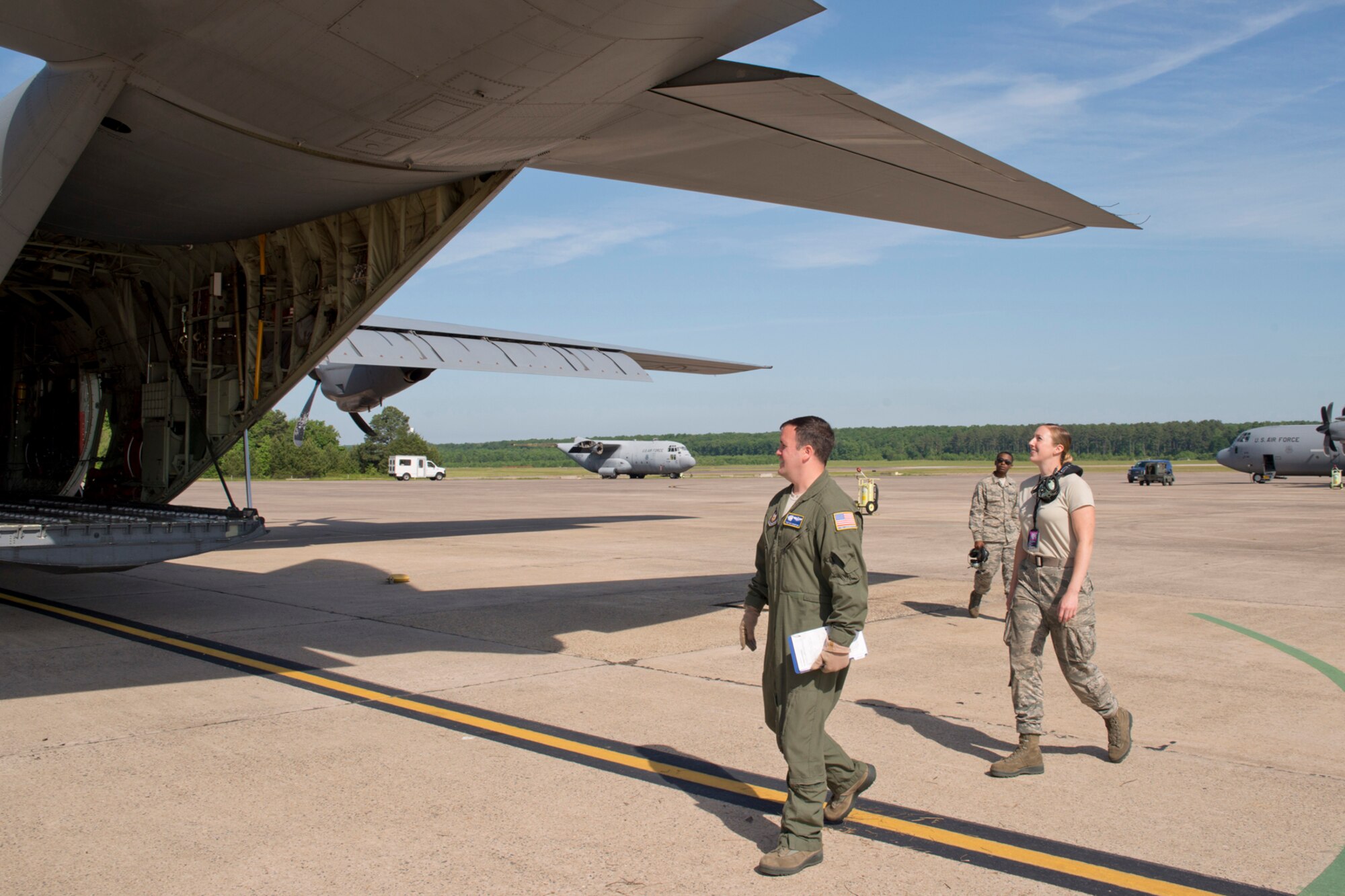 (Left) U.S. Air Force Reserve Tech. Sgt. Nick Crawford, loadmaster, 327th Airlift Squadron, and 913th Maintenance Squadron personnel, conduct a walk around as part of a preflight inspection at Little Rock Air Force Base, Ark., May 13, 2016. Airmen from the 913th Airlift Group participated in a Turkey Shoot competition between six aircrews from five units at Little Rock AFB. (U.S. Air Force photo by Master Sgt. Jeff Walston/Released)
