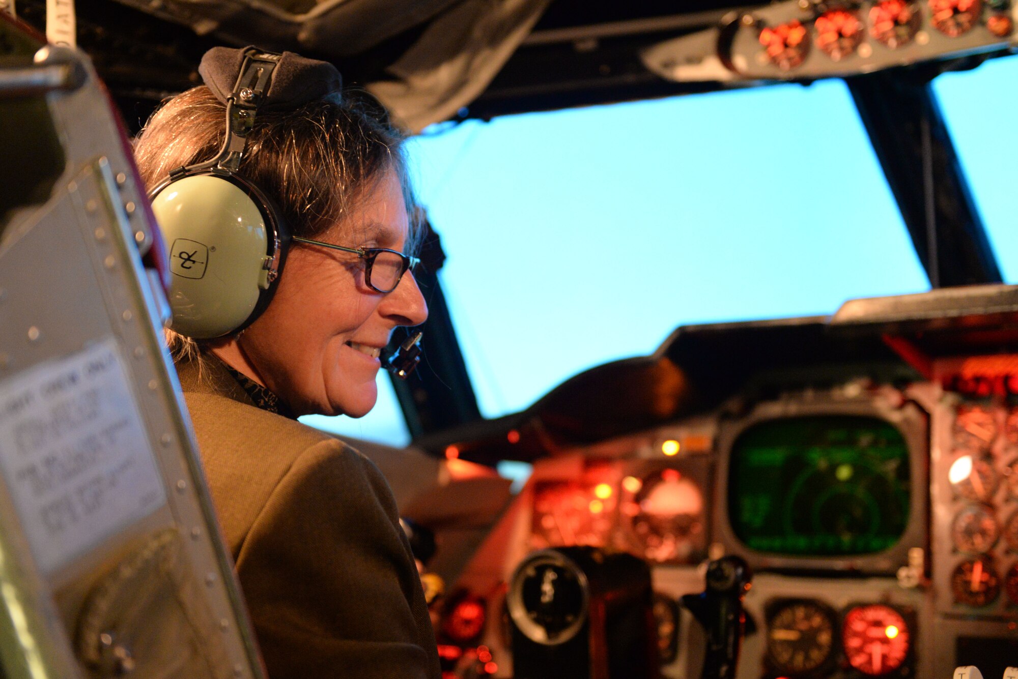 Retired Brig. Gen. Rhonda Cornum, a former U.S. Army flight surgeon, experienced a B-52 Stratofortress flight simulator at Minot Air Force Base, N.D., May 24, 2016. During her visit, Cornum visited with 91st Missile Wing and 5th Bomb Wing Airmen to give a speech on comprehensive fitness and her experience as a prisoner of war during the Persian Gulf War. (U.S. Air Force Photo/Airman 1st Class Jessica Weissman)