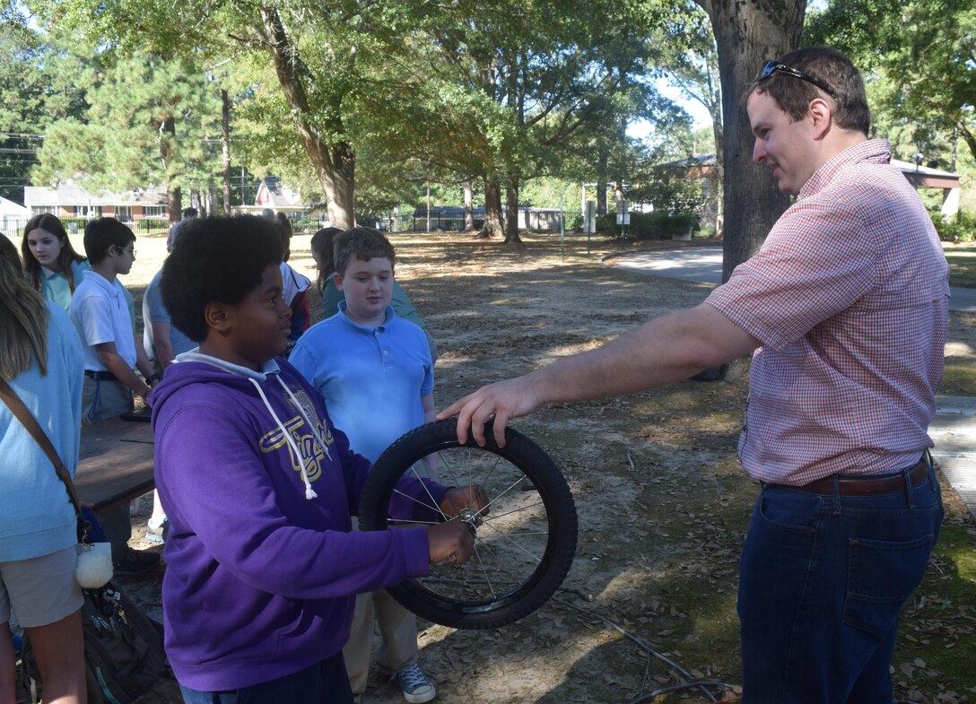 GSL’s John Murphy applies practical applications in daily life which use centrifugal force and demonstrates using the ERDC’s tabletop centrifuge model.