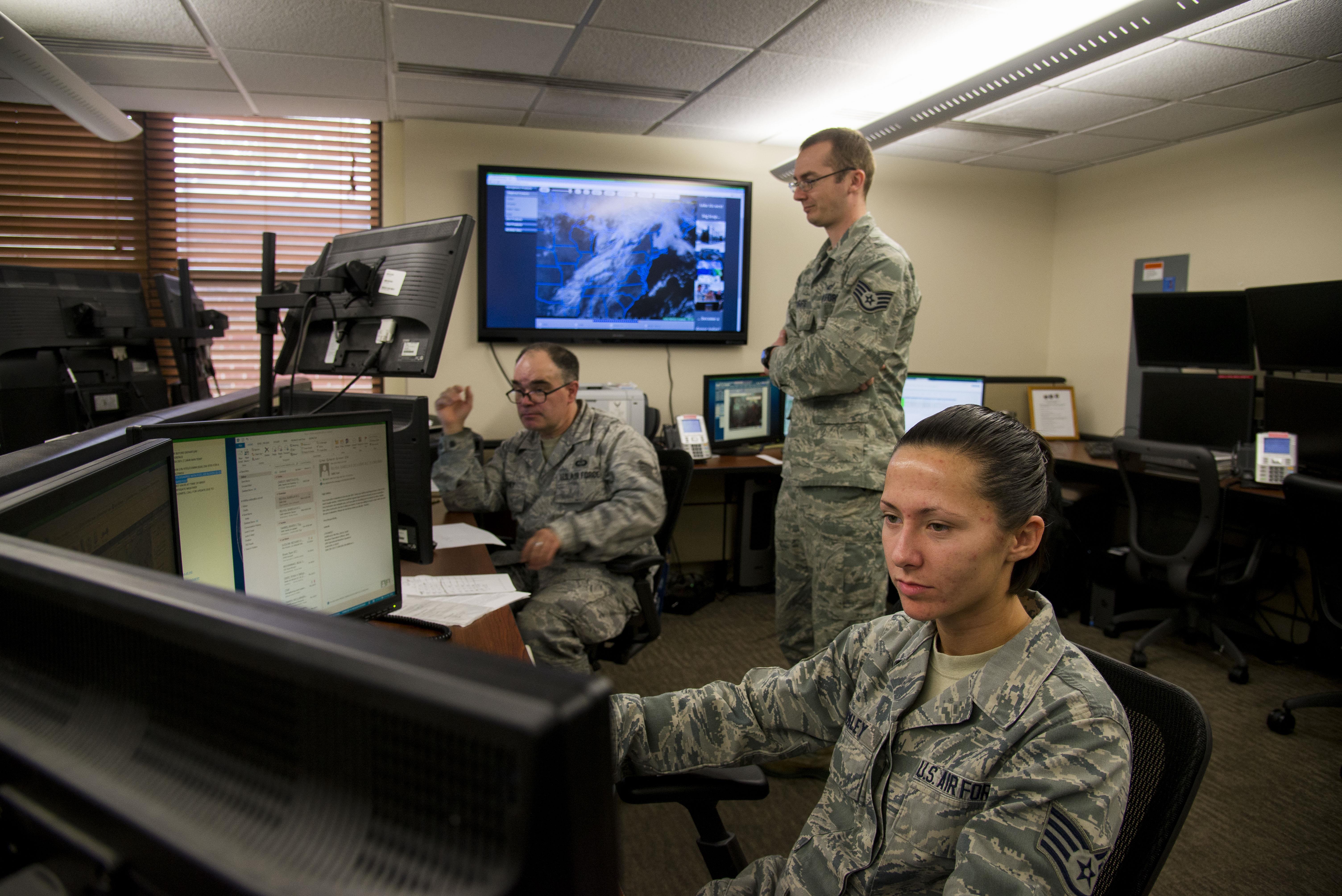 15th OWS advises aircrews during Hurricane Matthew > Scott Air Force