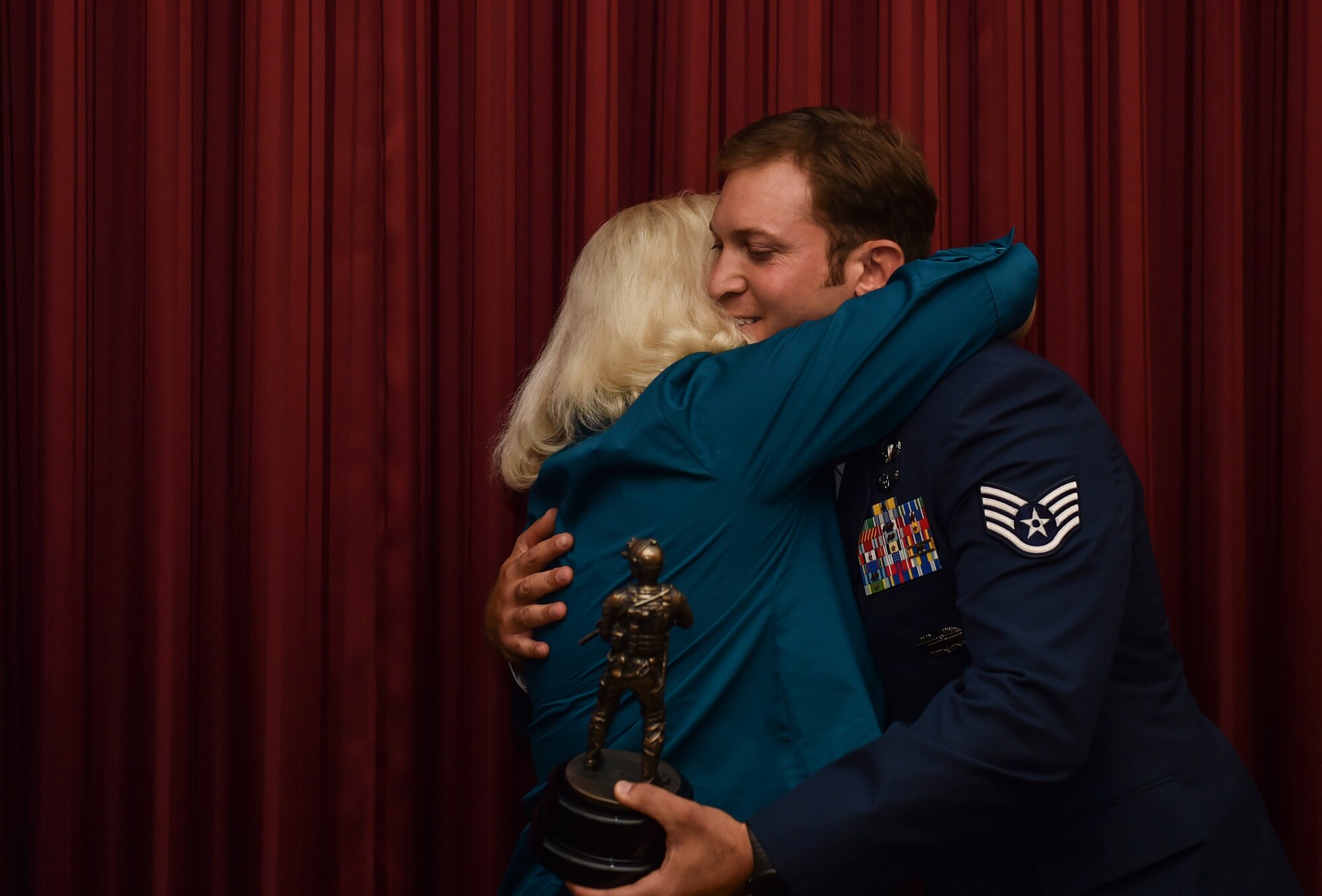 Linda Ammons, Tech. Sgt. Timothy Officer Jr’s mother, hugs Staff Sgt. Ivan De La Selva, after presenting the first-ever award dedicated in her son’s namesake at a Special Tactics Tactical Air Control Party course completion ceremony at Hurlburt Field, Fla., Nov. 3, 2016. The award was presented by Linda to the team member who best exemplifies the attributes of being a team player by continually putting others before himself, keeping the team together and striving for mission success. (U.S. Air Force photo by Senior Airman Ryan Conroy) 