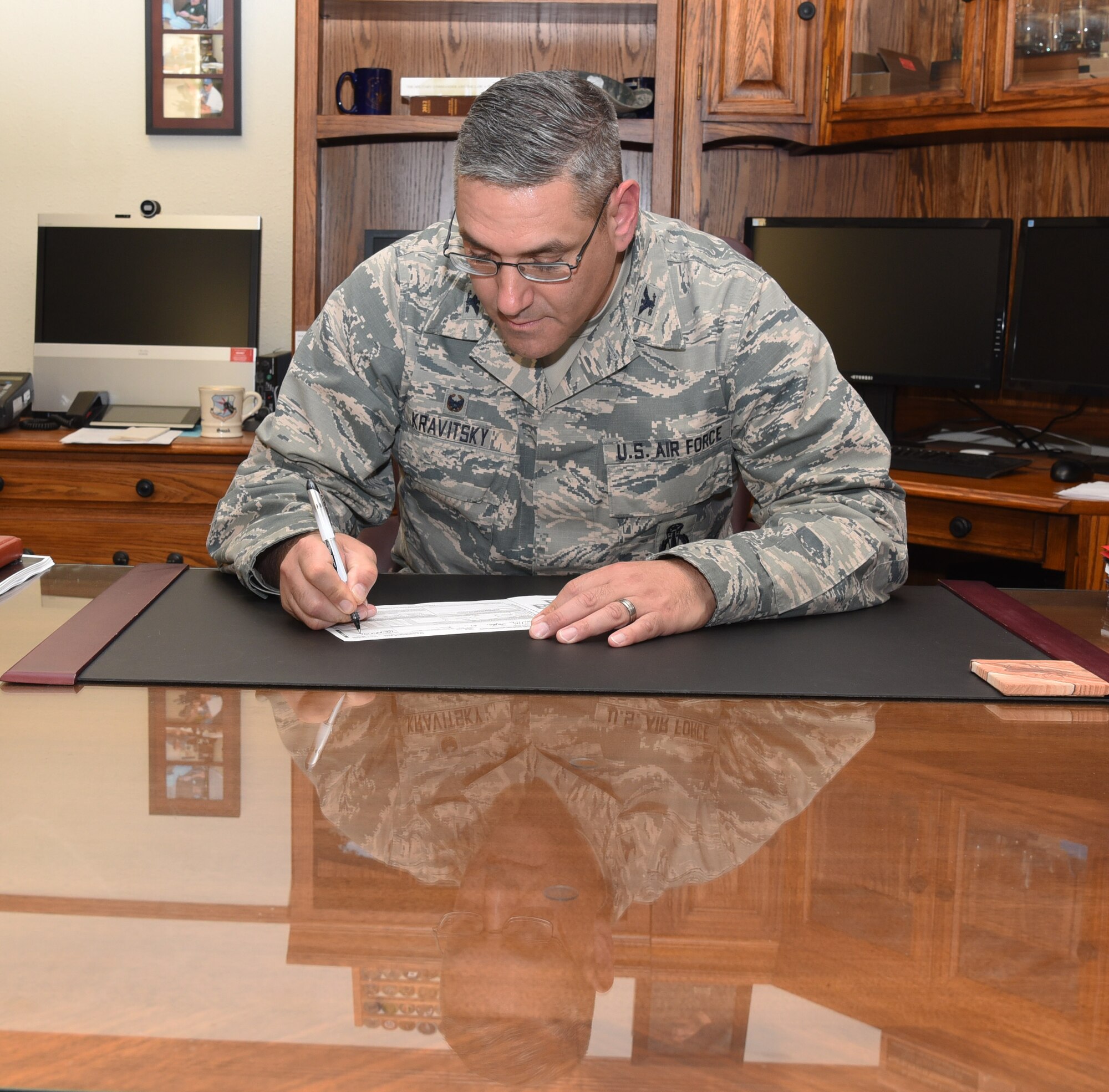 Col. Stephen Kravitsky, 90th Missile Wing commander, donates to the Combined Federal Campaign at F.E. Warren Air Force Base, Wyo., Nov. 7, 2016. Kravitsky donated to the Alzheimer’s Research Foundation. (U.S. Air Force photo by Airman 1st Class Breanna Carter)