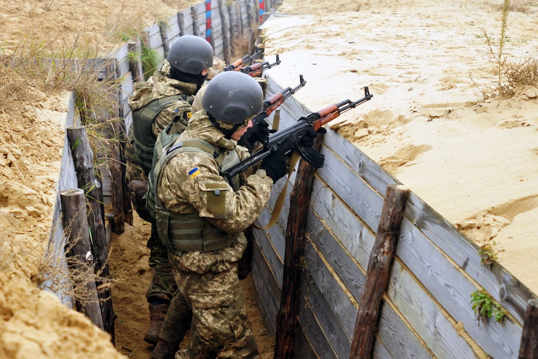 Ukrainian soldiers clear a trench during a live-fire training exercise at the International Peacekeeping and Security Center in Yavoriv, Ukraine, Nov. 12, 2016. Army photo by Sgt. Jacob Holmes
