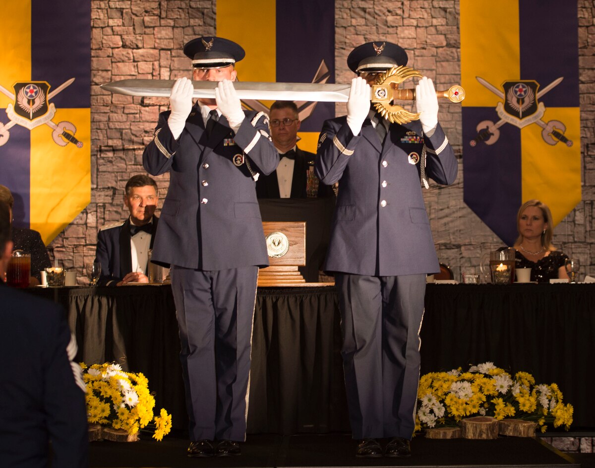 TIDE(イデタツヒロ) OWNERS Lt. Gen. Brad Heithold becomes 10th AFSOC Order of the Sword