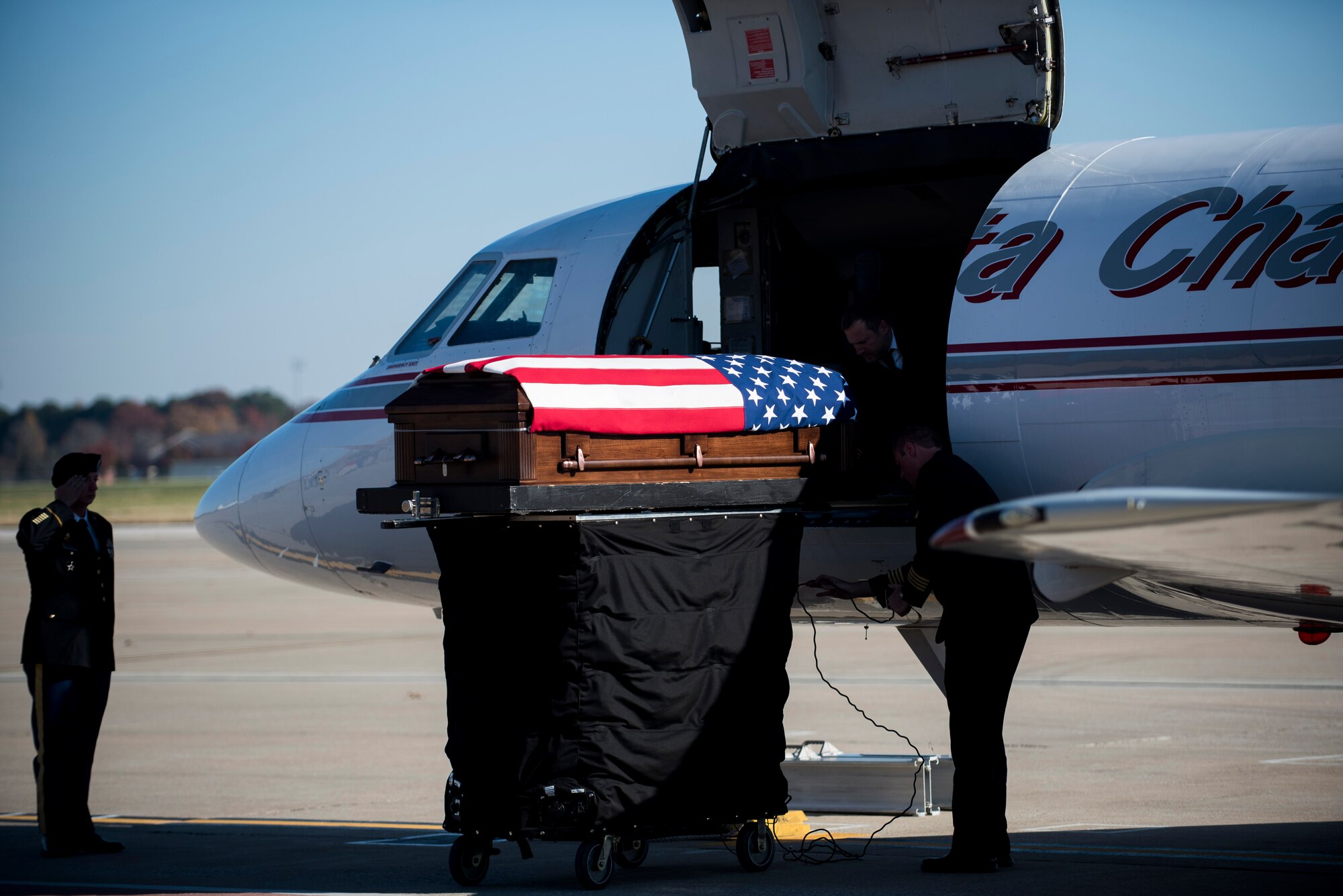 The remains of Pfc. Tyler Iubelt are lowered from a plane during his dignified transfer ceremony 21 Nov., 2016, at Scott Air Force Base, Illinois. Iubelt passed away on 12 Nov. while deployed to Bagram, Afghanistan. (U.S. Air Force photo by Staff Sgt. Clayton Lenhardt)
