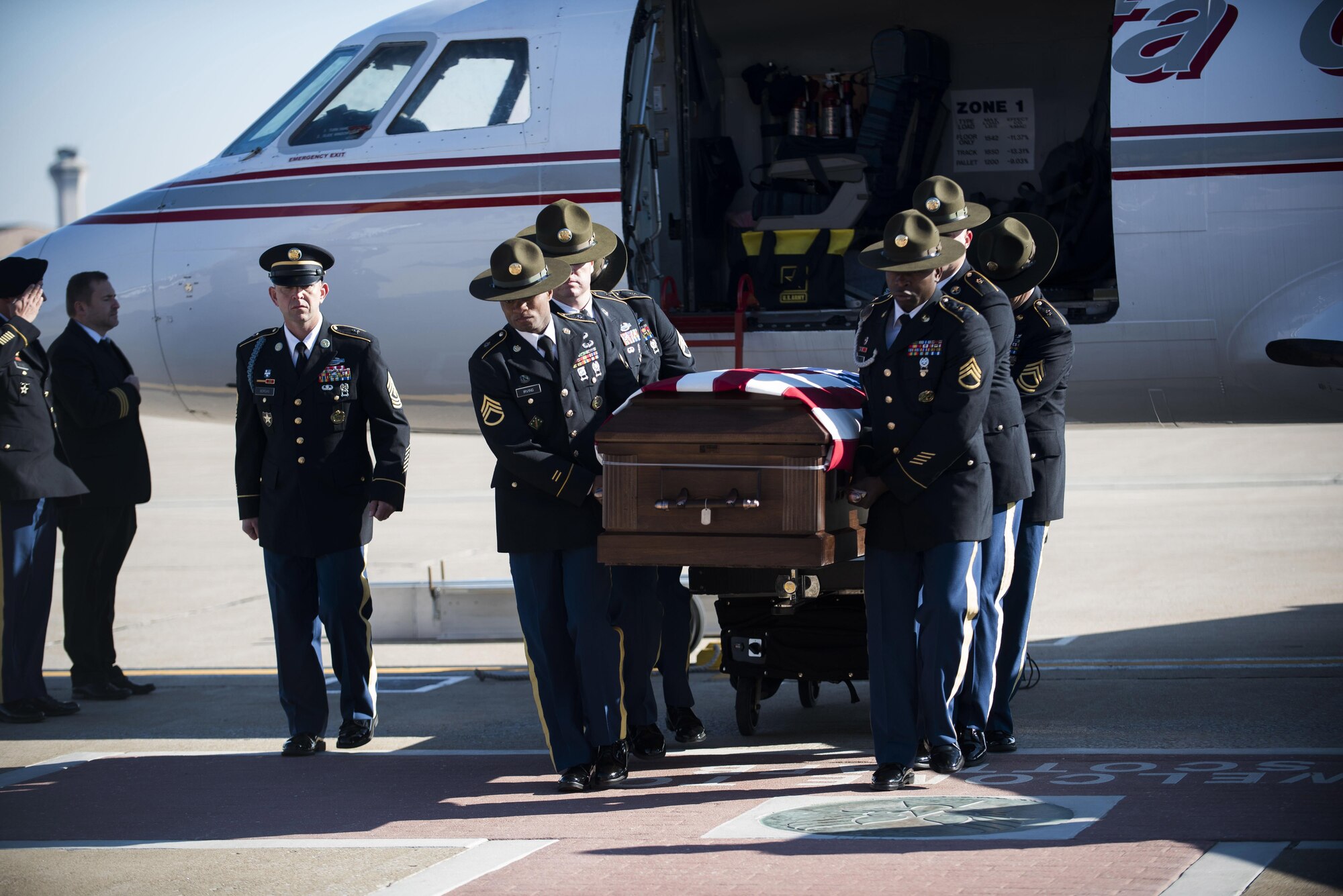 Members of the Fort Leonard Wood honor guard carry the remains of Pfc. Tyler Iubelt during a dignified transfer ceremony 21 Nov., 2016, at Scott Air Force Base, Illinois. Iubelt passed away on 12 Nov. while deployed to Bagram, Afghanistan. (U.S. Air Force photo by Staff Sgt. Clayton Lenhardt)