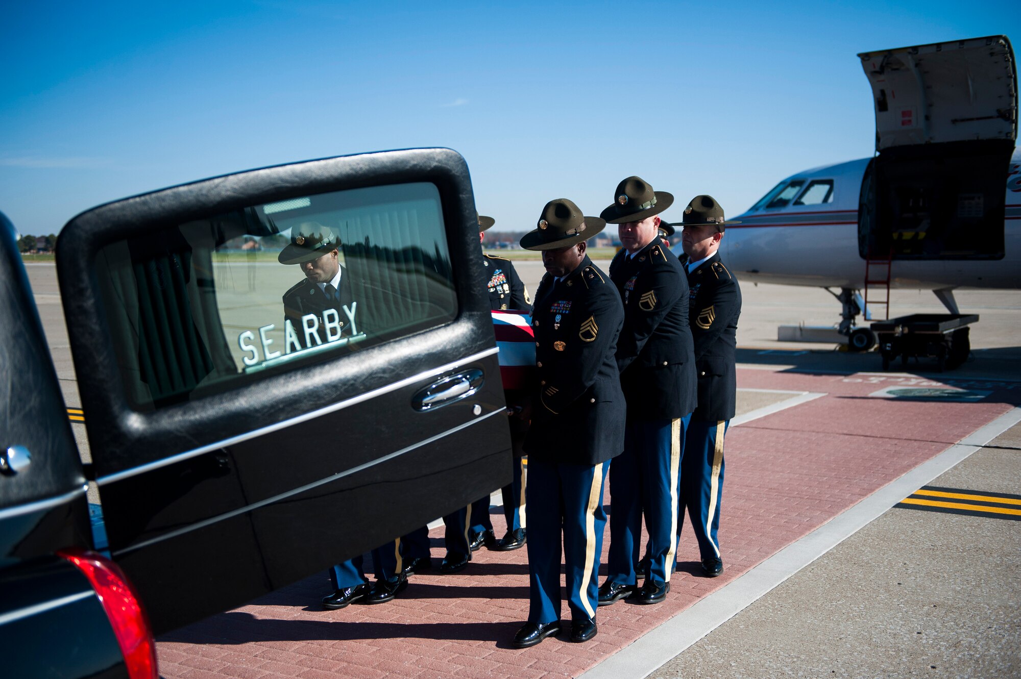 Members of the Fort Leonard Wood honor guard carry the remains of Pfc. Tyler Iubelt during a dignified transfer ceremony 21 Nov., 2016, at Scott Air Force Base, Illinois. Iubelt passed away on 12 Nov. while deployed to Bagram, Afghanistan. (U.S. Air Force photo by Staff Sgt. Clayton Lenhardt)