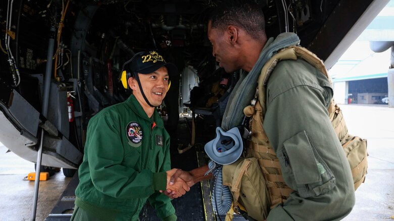 U.S. Marine Corps Capt. Brandon Thompson, a MV-22B Osprey tiltrotor aircraft pilot from Marine Medium Tiltrotor Squadron 262, 31st Marine Expeditionary Unit, shakes hands with a Japan Maritime Self-Defense Force pilot from the Fleet Air Wing 22 at Oruma Air Base, Nagasaki, Japan, Nov. 18, 2016. The aircraft flew from the island of Okinawa, conducted simulated humanitarian aid with the JMSDF at multiple locations and was refueled by JMSDF personnel before returning to Okinawa. The aircraft also conducted a passenger exercise carrying Sasebo Mayor Norio Tomonaga and the Assemblymen of Defense for Sasebo City. 