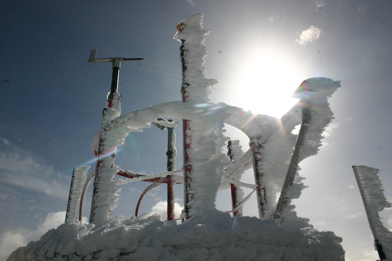 Rime ice formed on the upwind sides of installations can form deposits more than a meter thick.
