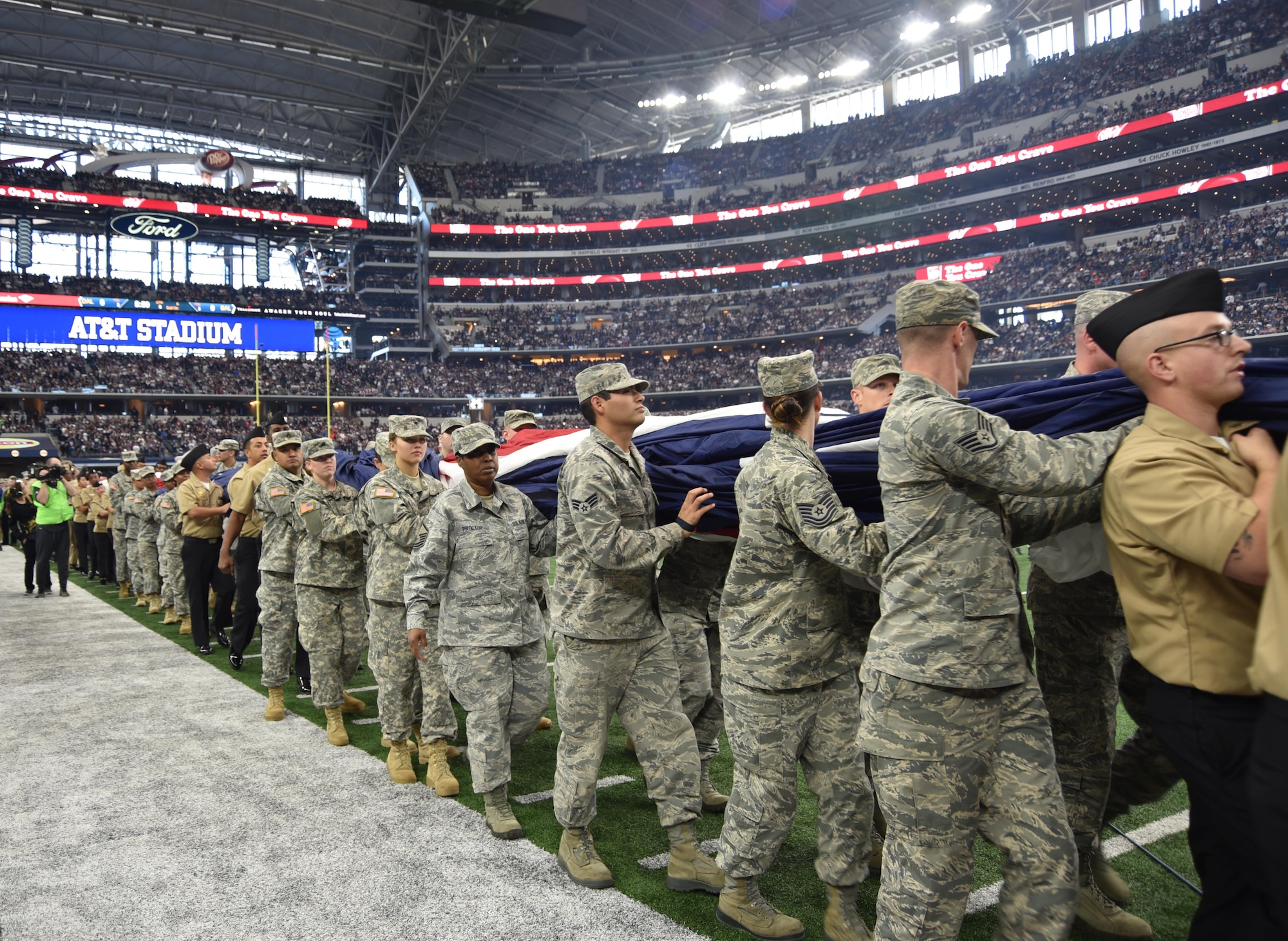 Dallas Cowboys show appreciation to North Texas military > 301st Fighter  Wing > Article Display