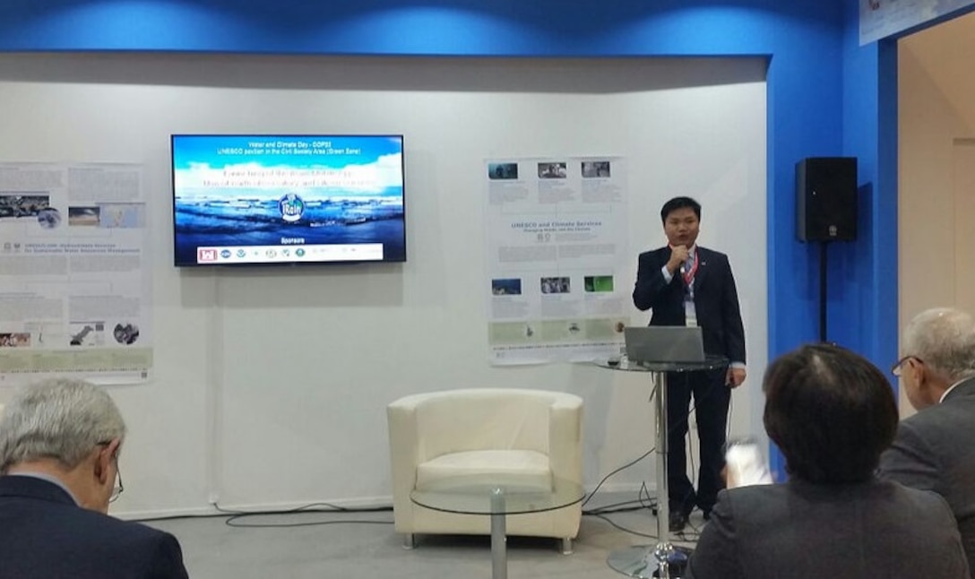 Dr. Phu Nguyen’s Demonstration of iRAIN Mobile App at the UNESCO Pavilion. 