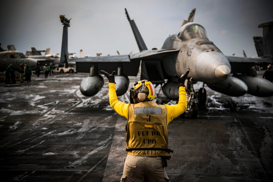 161124-N-KK394-015



ARABIAN GULF (Nov. 24, 2016) An F/A-18E Super Hornet assigned to the Gunslingers of Strike Fighter Squadron (VFA) 105 taxis across the flight deck of the aircraft carrier USS Dwight D. Eisenhower (CVN 69) (Ike). Ike and its Carrier Strike Group are deployed in support of Operation Inherent Resolve, maritime security operations and theater security cooperation efforts in the U.S. 5th Fleet area of operations. (U.S. Navy photo by Petty Officer 3rd Class Anderson Branch)
