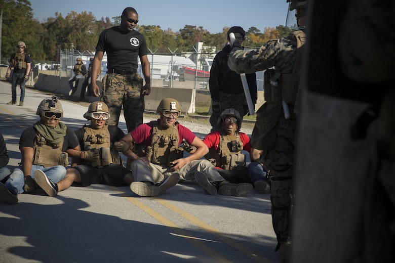 Shield Line: 3/6 learns riot control > FLEET MARINE FORCE, ATLANTIC ...