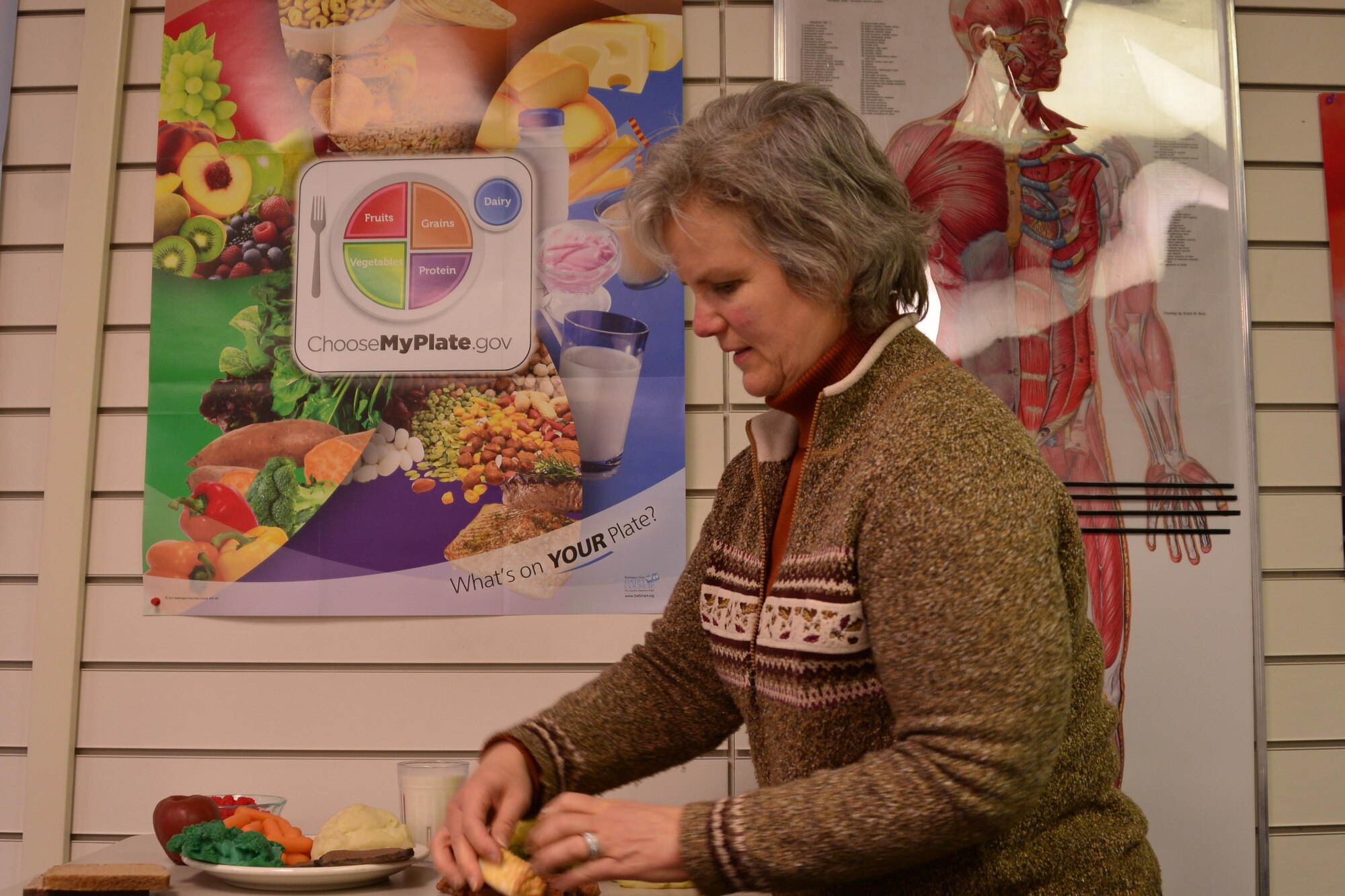 Lisa Schuette, the heath promotion coordinator at the  Health and Wellness Center, conducts nutrition training on November 2016, on Joint Base Elmendorf-Richardson, Alaska. Photo by Staff Sgt. Mike Campbell.