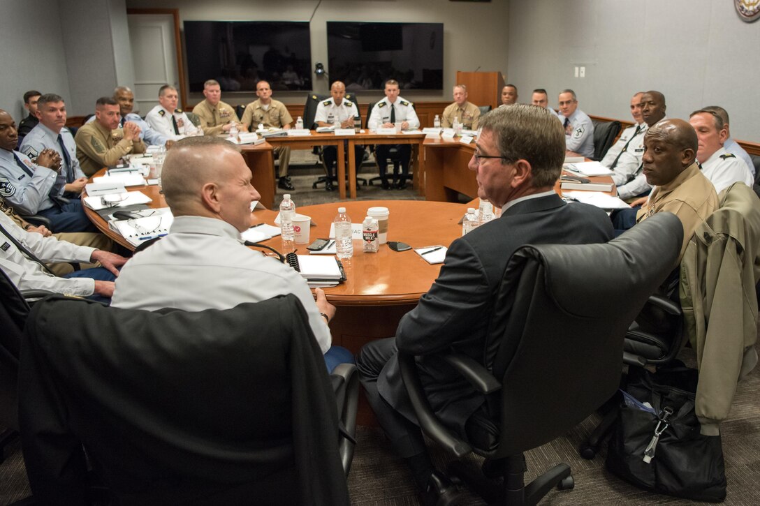 Defense Secretary Ash Carter meets with senior enlisted members of the armed forces during a Defense Senior Enlisted Leader’s Conference at the Pentagon, Nov. 30, 2016. DoD photo by Army Sgt. Amber I. Smith
