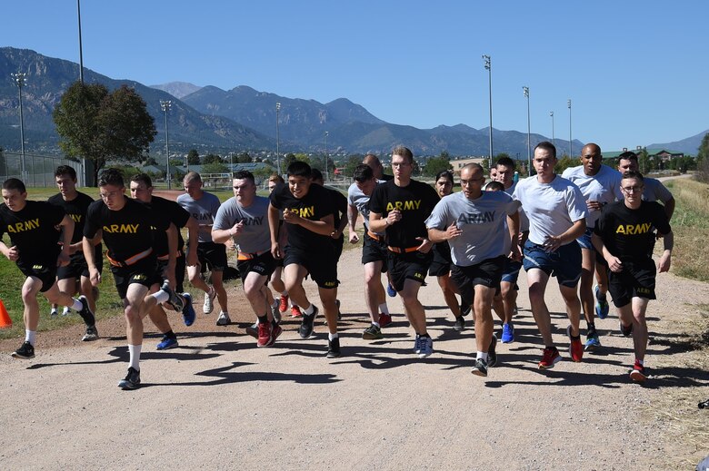 SCHRIVER AIR FORCE BASE, Colo.—Service members begin the 1,000-meter run, the third event for the German Armed Forces Proficiency Badge test at Fort Carson, Colorado, Tuesday, Sept. 27, 2016. As part of the event, participants must complete the run within 6:30 minutes. (U.S. Air Force photo/Staff Sgt. Matthew Coleman-Foster)