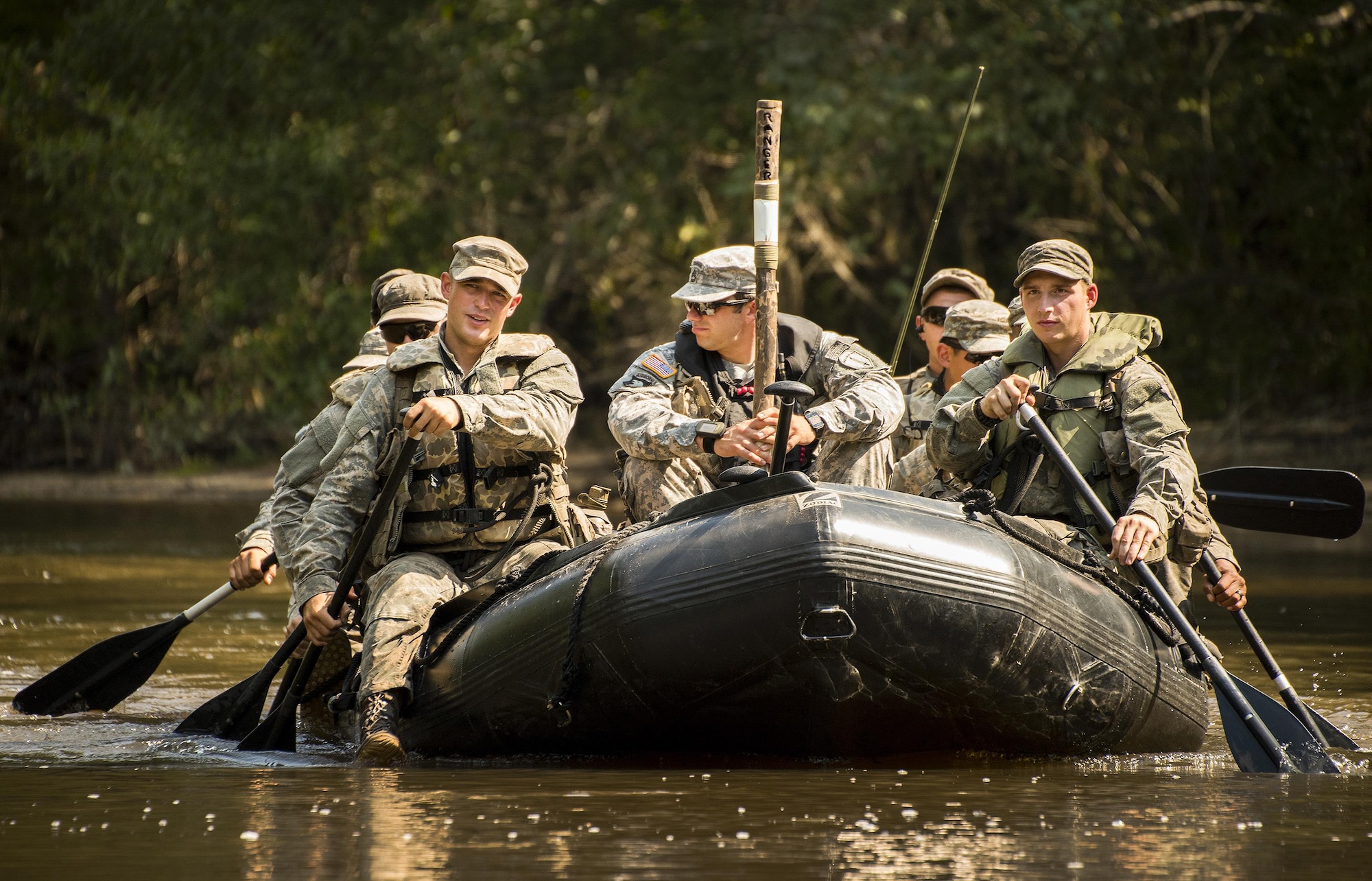 6th Ranger Training Battalion Soldiers paddle down river moving toward a mass casualty exercise Sept. 28 at Eglin Air Force Base, Fla.  Three groups of Soldiers in zodiac boats encountered a simulated civilian and Army boat crash.  The Soldiers acted as first responders to triage the victims, coordinate to receive help and get the wounded to local emergency technicians.  (U.S. Air Force photo/Samuel King Jr.)  