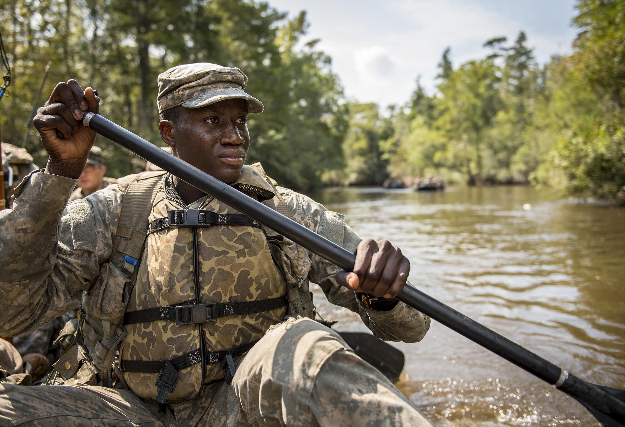 A 6th Ranger Training Battalion Soldier paddles down river moving toward a mass casualty exercise Sept. 28 at Eglin Air Force Base, Fla.  Three groups of Soldiers in zodiac boats encountered a simulated civilian and Army boat crash.  The Soldiers acted as first responders to triage the victims, coordinate to receive help and get the wounded to local emergency technicians.  (U.S. Air Force photo/Samuel King Jr.)  