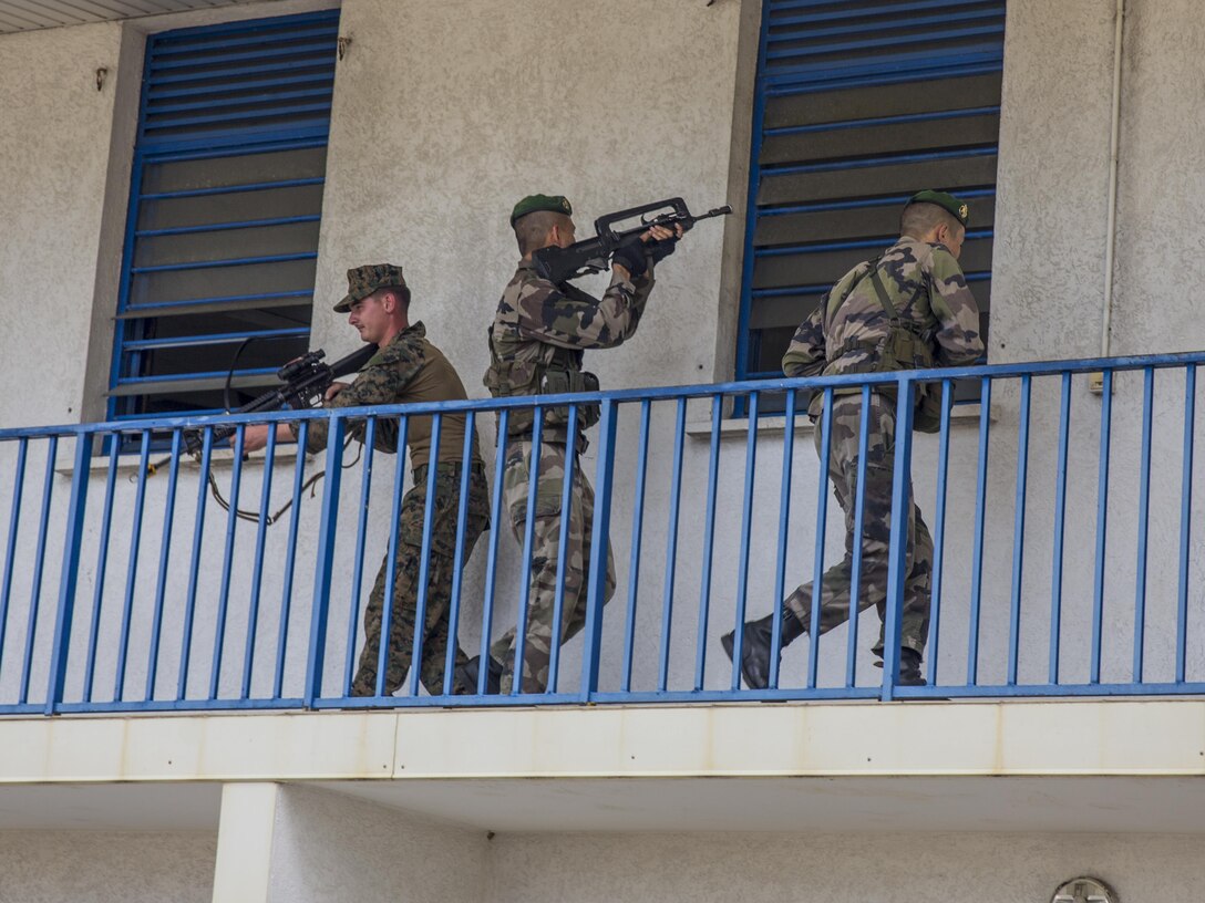 Tahiti – U.S. Marine Cpl. Ryan Kalata, an embark chief with Headquarters Company, Task Forces Koa Moana 16-4, works with French forces during urban operations training in Taravao, Tahiti, Sept. 23, 2016. American and French forces worked together to build partnership and learn from each other’s tactics. (U.S. Marine Corps photo by Lance Cpl. Quavaungh Pointer)