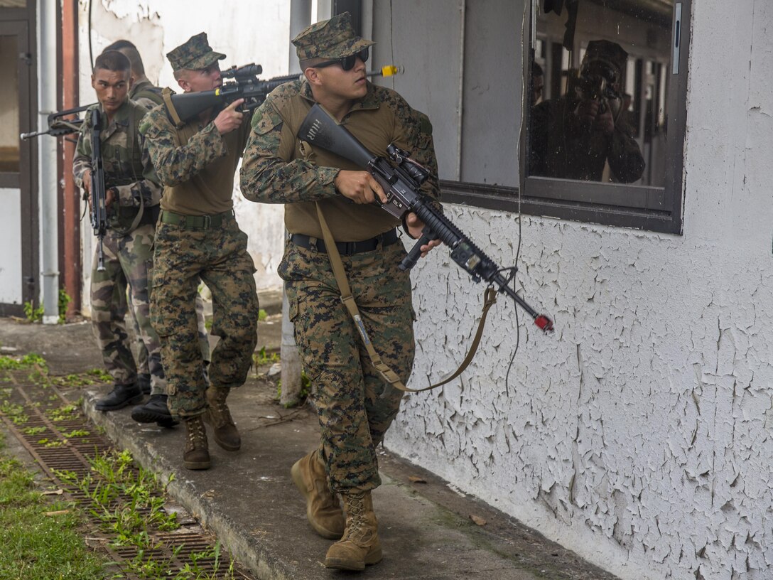TARAVAO, Tahiti – U.S. Marine Lance Cpl. Jacob Richey, an administrative clerk with Headquarters Company, Task Forces Koa Moana 16-4, prepares to clear a room with French forces during urban operations training in Taravao, Tahiti, Sept. 23, 2016. American and French forces worked together to build partnership and learn from each other’s tactics. (U.S. Marine Corps photo by Lance Cpl. Quavaungh Pointer)