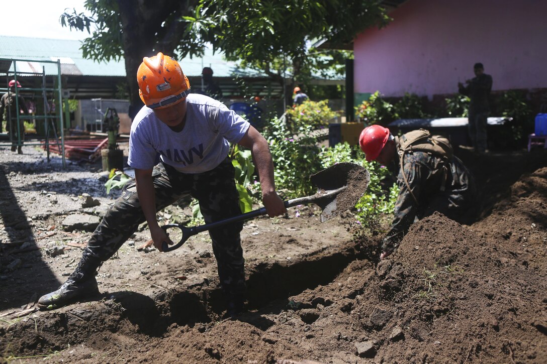 U.S. and Philippine service members work together during Philippine Amphibious Landing Exercise 33 (PHIBLEX) at the San Vicente Elementary School in Cagayan, Philippines, Sept. 24, 2016. PHIBLEX is an annual U.S.-Philippine military bilateral exercise which combines amphibious capabilities and live-fire training with humanitarian civic assistance efforts to strengthen interoperability and working relationships.  (U.S. Marine Corps photo by Lance Cpl. Carl King)