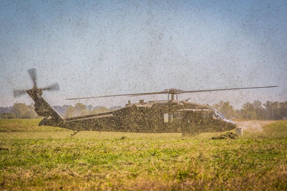 An Army UH-60 Black Hawk lands at a drop zone to extract Airmen assigned to Missouri Air National Guard’s 180th Airlift Squadron during survival, evasion, resistance and escape training at Rosecrans Air National Guard Base, Mo., Sept. 29, 2016. SERE training is required for all aircrew to equip them with survival techniques in the event of an emergency. (U.S. Air Force photo/Senior Airman Patrick P. Evenson)

