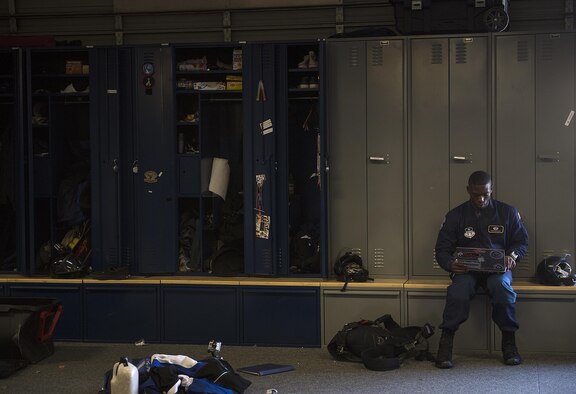 Air Force Academy Wings of Blue and Navy Leap Frogs kickoff Navy vs. Air Force football game


Cadet Michael Black goes over information from his morning jumps with the Wings of Blue skydiving team before the Air Force versus Navy football game at the U.S. Air Force Academy, Colo., Oct. 1, 2016. The Academy won 28-14. (U.S. Air Force photo/Tech. Sgt. David Salanitri) 