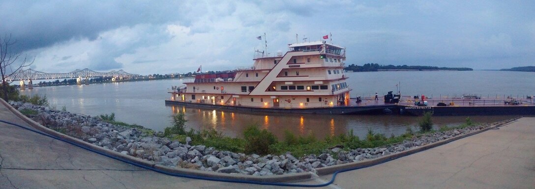 Like the showboats of old, the Motor Vessel Mississippi chugged into Alton, IL with a flair of river romance as hundreds line up to see her.