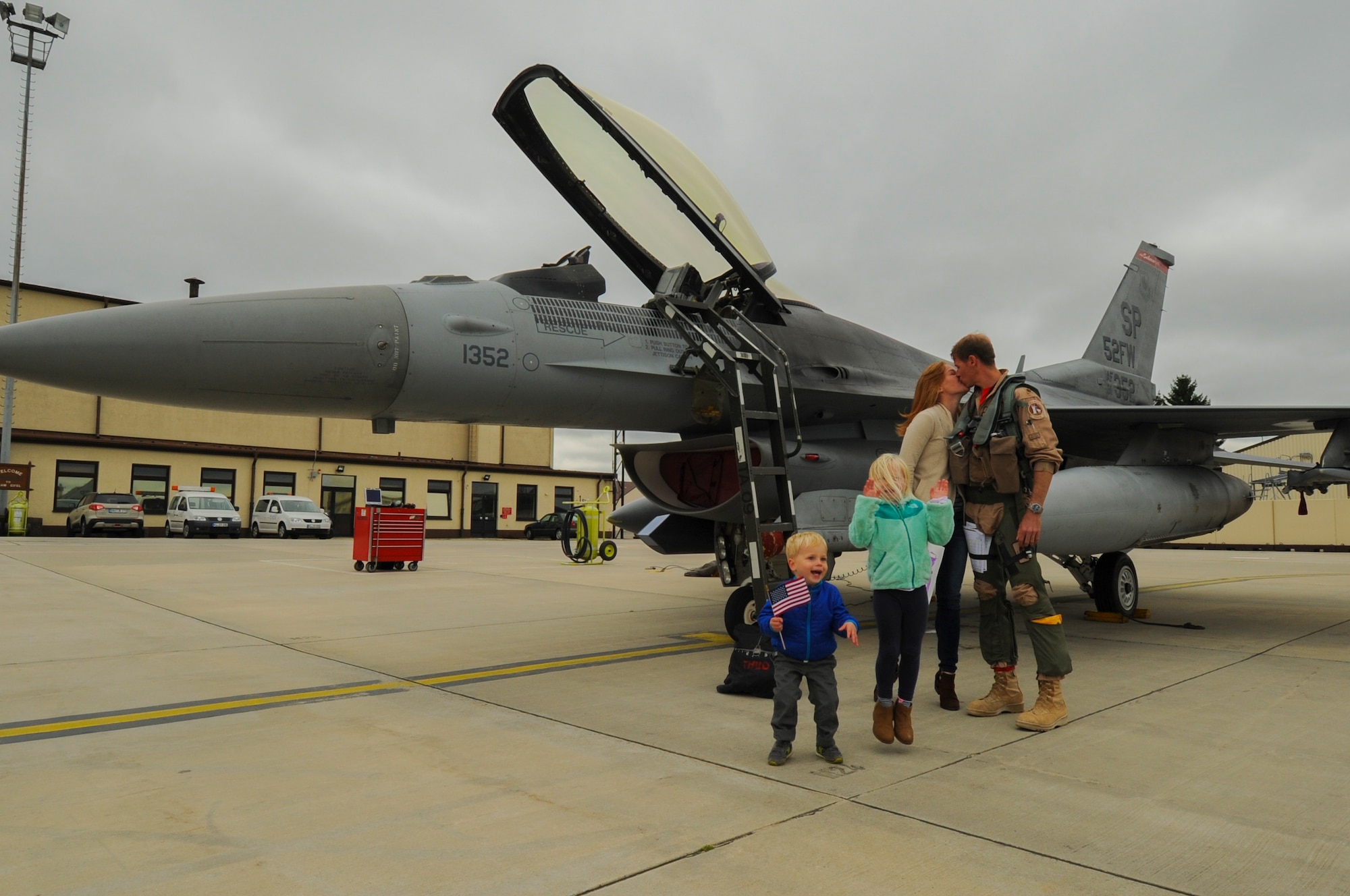 An Airman assigned to the 480th Expeditionary Fighter Squadron reunites with his family during the squadron’s return to Spangdahlem Air Base, Germany, Oct. 6, 2016. Approximately 300 of the Airmen, who serve in flight, maintenance or support roles for the F-16 Fighting Falcon fighter aircraft, completed a six-month deployment to Southwest Asia by providing close air support and dynamic targeting operations as part of the squadron’s first deployment in support of Operation Inherent Resolve. Operation Inherent Resolve aims to eliminate the Da'esh terrorist group and the threat they pose to Iraq, Syria and the wider international community. (U.S. Air Force photo by Staff Sgt. Joe W. McFadden)