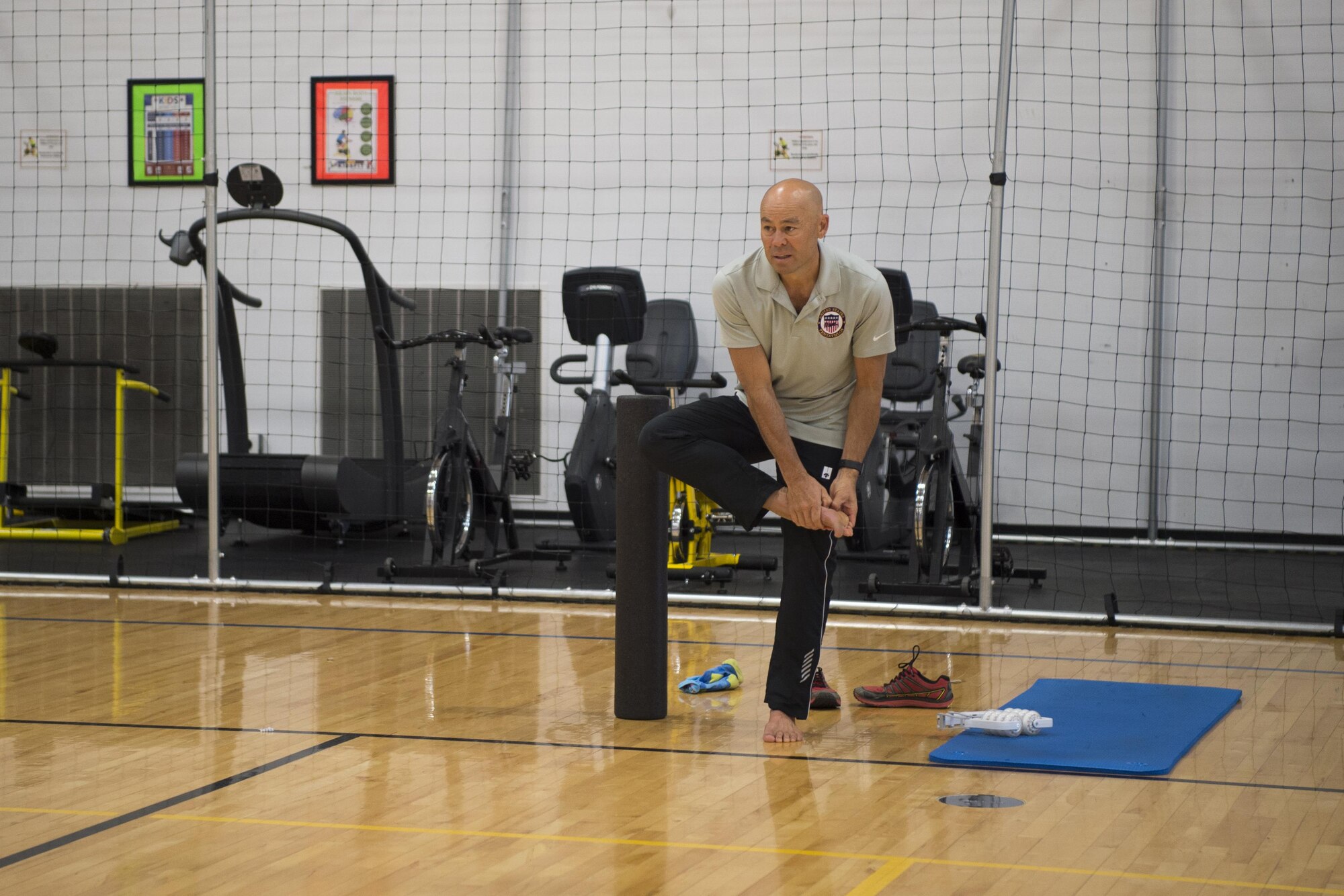 Ian Adamson, president of Healthy Running, demonstrates ways runners can extend their big toe during a natural running form clinic at F.E. Warren Air Force Base, Wyo., Oct. 6, 2016. Toe extensions are used to increase the range of motion of the foot during running. “We talked about nutrition, longevity, health, lifestyle and being functionally fit,” Adamson said. “It’s important for their personal and professional lives.” (U.S. Air Force photo by Staff Sgt. Christopher Ruano)