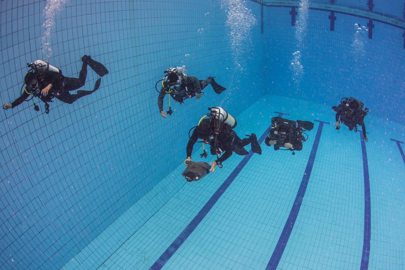 Participants in Clear Horizon (CH16) conduct a familiarization dive in Chinhae, Korea on Oct. 16, 2016. CH16 is a live-action exercise which enhances cooperation and improves capabilities in mine countermeasures operations, with participating nations including Republic of Korea Navy, United States, Australia, Canada, New Zealand, Philippines, Thailand, and the United Kingdom. (U.S. Navy Combat Camera Photo by Petty Officer 2nd Class Daniel Rolston)