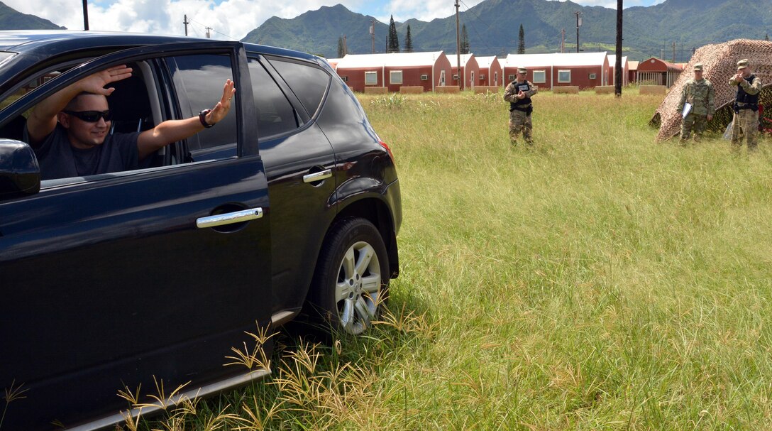 U.S. Army reservists (right) with the 414th Military Police Company headquartered in Joplin, Mo., respond to a notional suspicious activity alert as part of the company’s law enforcement integration and certification training provided by U.S. Army MP Soldiers from the 728th MP Battalion, 8th MP Brigade, 8th Theater Sustainment Command, Sept. 4-28 at Schofield Barracks, Hawaii. (U.S. Army photo by Staff Sgt. Taresha Hill, 8th Military Police Brigade Public Affairs, 8th Theater Sustainment Command)