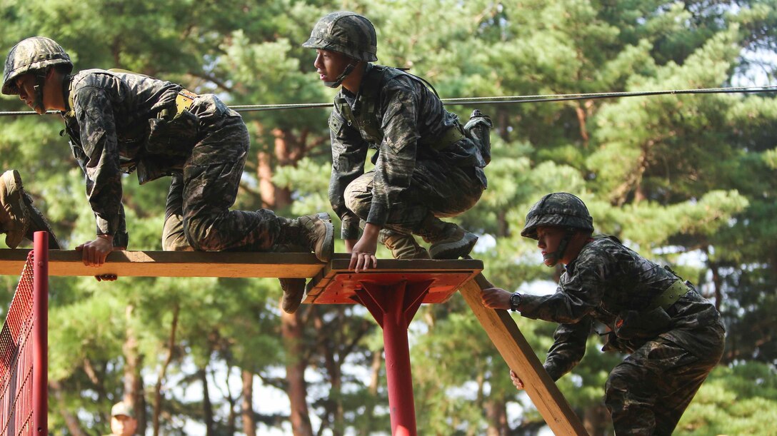 Republic of Korea Marines test their leadership skills during a bilateral leadership reaction course at Camp Mujuk, Republic of Korea, October 14, 2016. The LRC is a course designed to provide formal leadership instruction while teaching participants to work together as a team. Regional training solidifies the readiness of all partner nations to respond to contingencies within the region.
