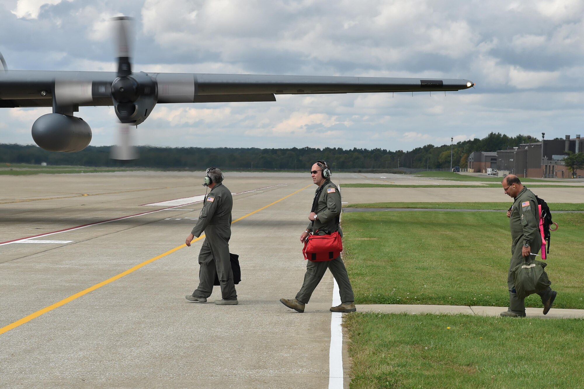 Col. James Dignan (center), 910th Airlift Wing commander, walks to a C-130H Hercules aircraft for his final flight with the unit here, Oct. 2, 2016. Col. Bill Phillips, 910th Operations Group commander, and Chief Master Sgt. Don Cutrer, chief loadmaster with the 757th Airlift Squadron, join him. Dignan moved to a new assignment at the Pentagon Oct. 18, after commanding YARS for nearly four years. (U.S. Air Force photo/Tech. Sgt. Jim Brock)